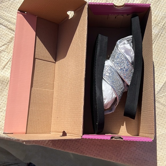 Brand new jelly pop sandals. Not sure on size but 9 inches heal to toe. - Picture 8 of 9